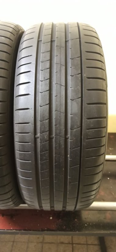 Pirelli P Zero 225/40 R19 93W 4-5mm (Bazarové)