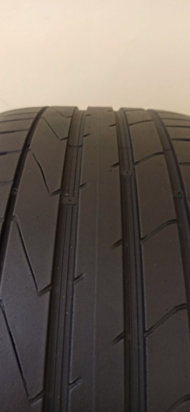 Hankook Ventus 245/40 R18 93Y 5 mm (Použité)