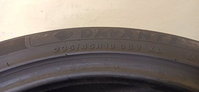 Davanti Wintoura+ XL 235/45 R18 98V 7,5 - 8,5 mm (Použité)