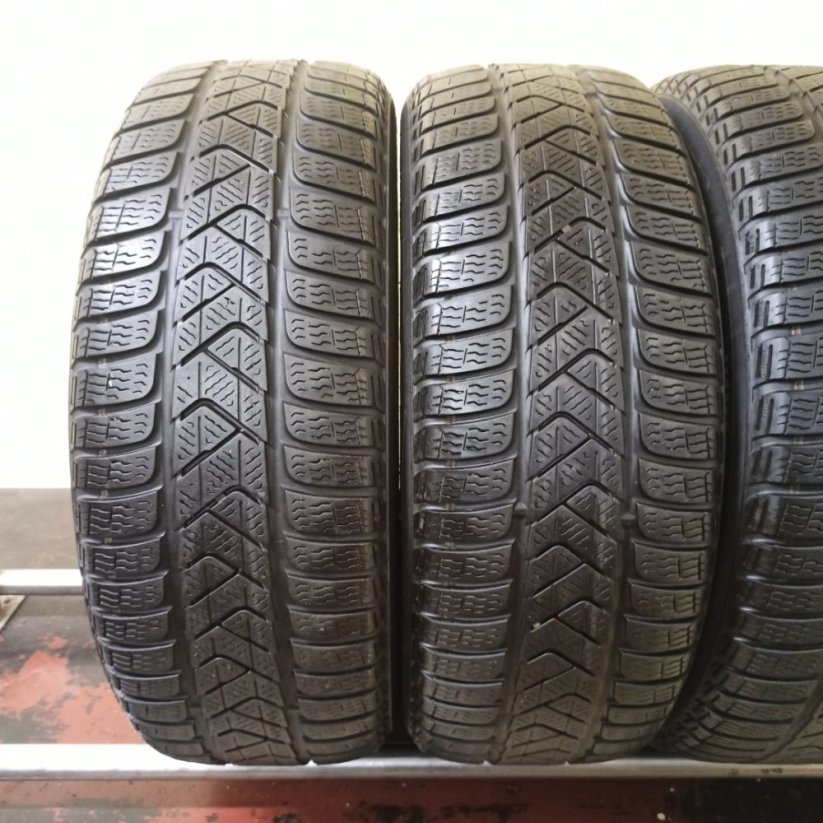 Pirelli Winter Sottozero 215/60 R16 95H 4 - 5 mm (Bazarové)