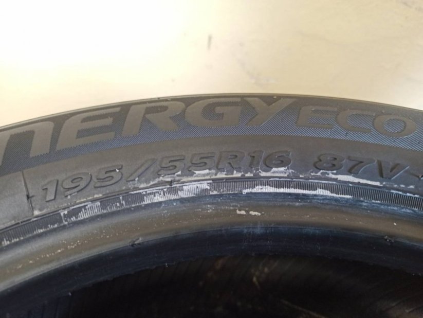 Hankook 195/55 R16 87V 1x6,5mm; 1x5,5mm (Bazarové)