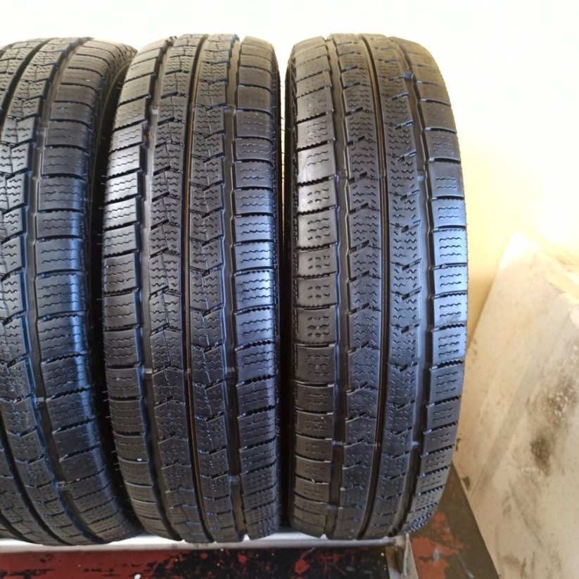 Nexen 185/75 R16C 104/102R 2x7,5mm 1x6,5mm 1x5,5-6 (Bazarové)