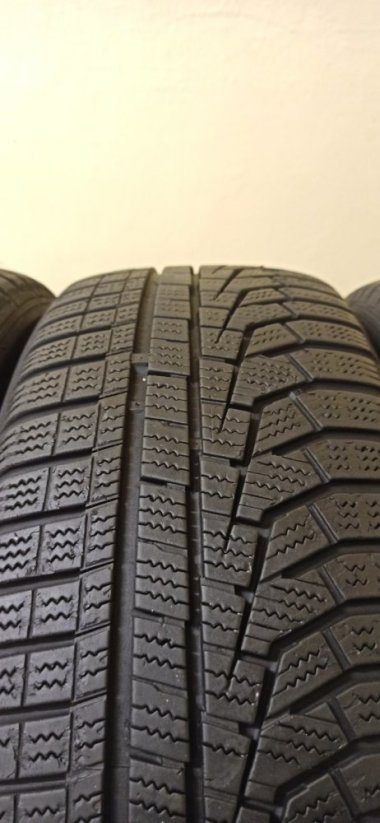 Hankook Winter icept evo 2 205/60 R16 4,5 - 5 mm (Bazarové)