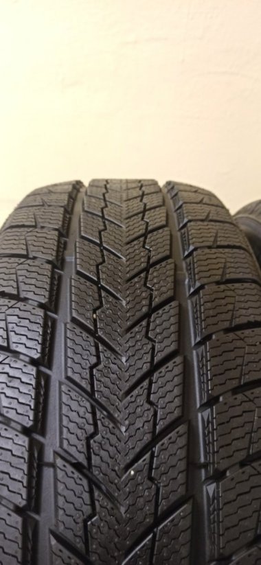 Davanti Wintoura SUV (XL) 235/55 R18 104V 8,5 mm (Bazarové)
