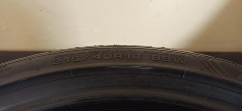 Goodyear 215/40 R18 89W 1x6,5-7,5mm 1x5,5-6mm (Použité)
