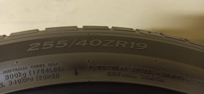 Hankook Ventus S1 evo 3 255/40 R19 100Y 3 - 4 mm (Bazarové)