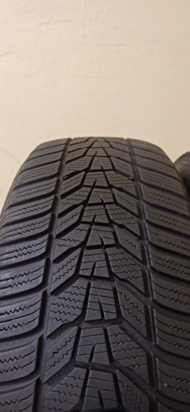Hankook Winter icept evo3 215/60 R17 96H 5 - 6 mm (Použité)