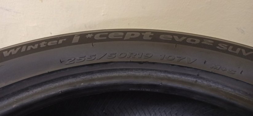 Hankook Winter icept evo 255/50 R19 107V 5,5-6,5mm (Bazarové)
