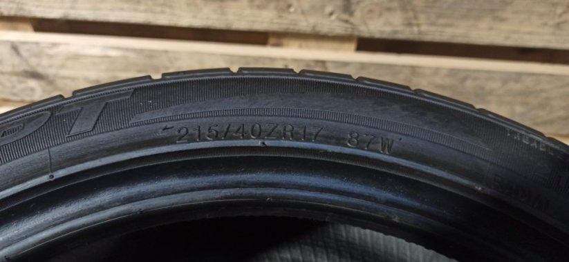 Kumho 215/40 R17 87W 2x4,5-5mm 2x3,5-4mm (Bazarové)