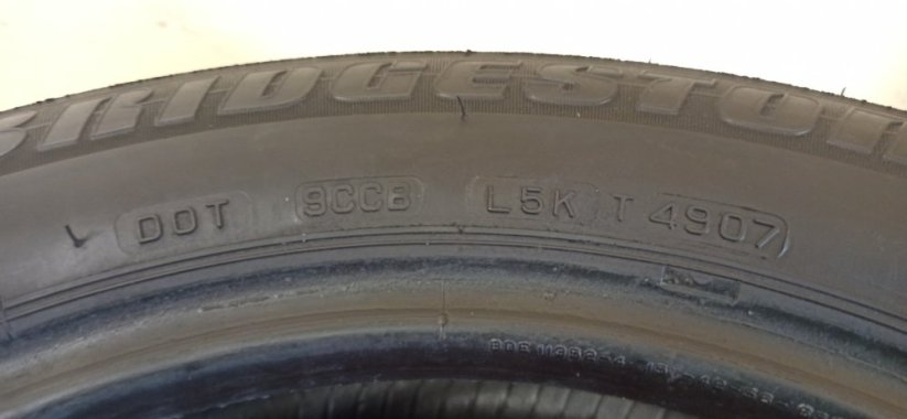 Bridgestone 195/60 R15 88H 1x5-5,5mm 1x4,5mm (Použité)