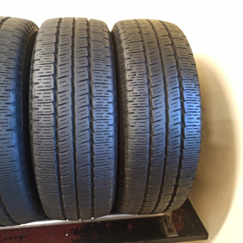 Pirelli 225/70 R15C 112/110S 5,5 - 6,5 mm (Použité)