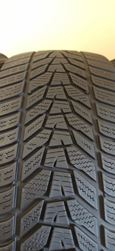 Hankook 235/45 R19 99V 4,5-5,5mm (Použité)