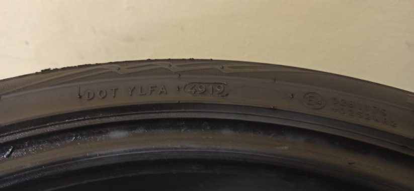 Nokian WR A4 255/35 R19 96V 4 - 5 mm (Bazarové)