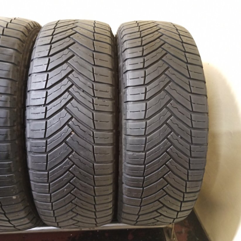 Michelin Agilis Cross Climate 215/60 R17c 4-6,5mm (Použité)