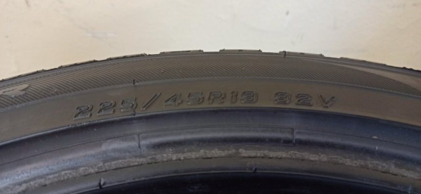 Falken 225/45 R19 92V 5mm (Bazarové)