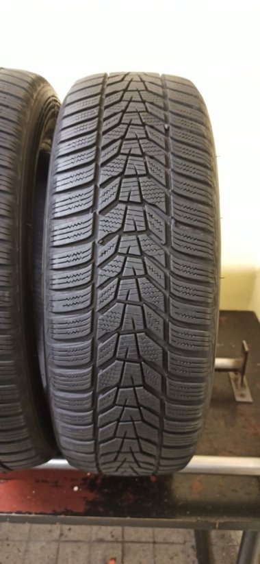 Hankook Winter icept evo3 215/60 R17 96H 5 - 6 mm (Bazarové)