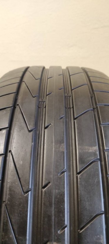 Hankook 245/50 R18 100Y 6-6,5mm (Bazarové)