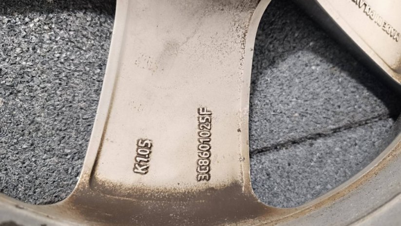 Originální alu kola Volkswagen Passat R17 ET39