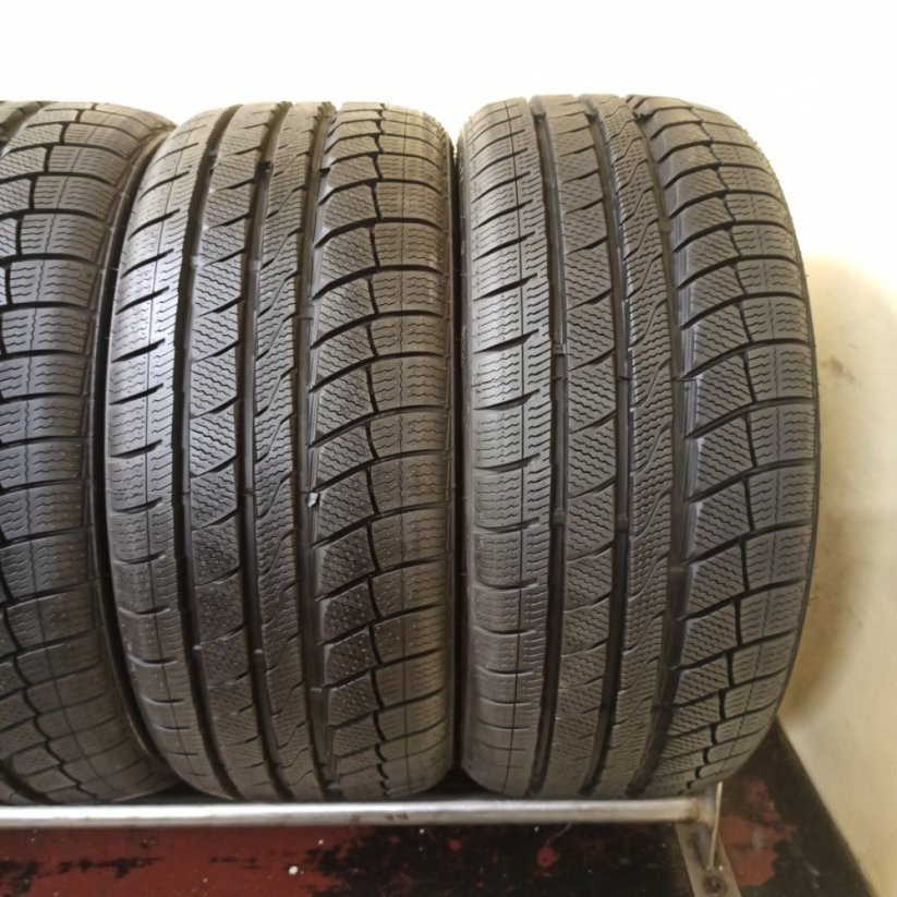 Davanti Wintoura + XL 225/40 R18 92V 8,5 mm (Použité)