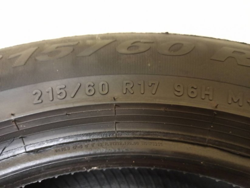 Pirelli 215/60 R17 96H 4,5-5,5mm (Bazarové)