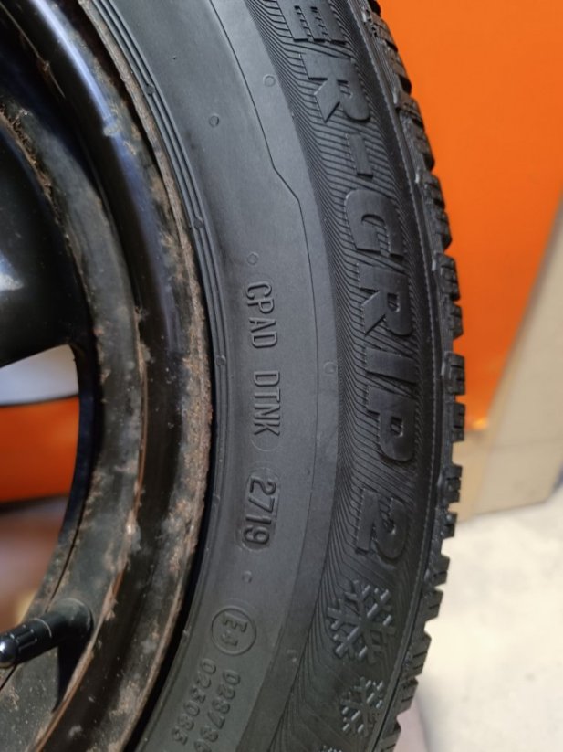 Kola pro Opel Corsa 6x15'' zimní pneu + poklice
