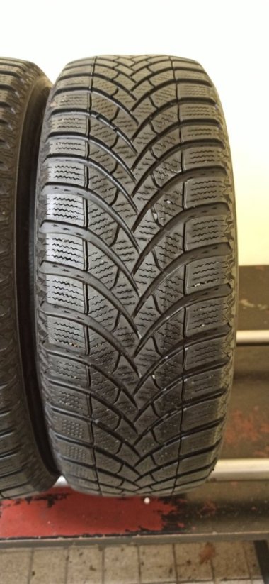 Semperit Speed - Grip 5 185/60 R15 88T 4,5-5,5 mm (Bazarové)