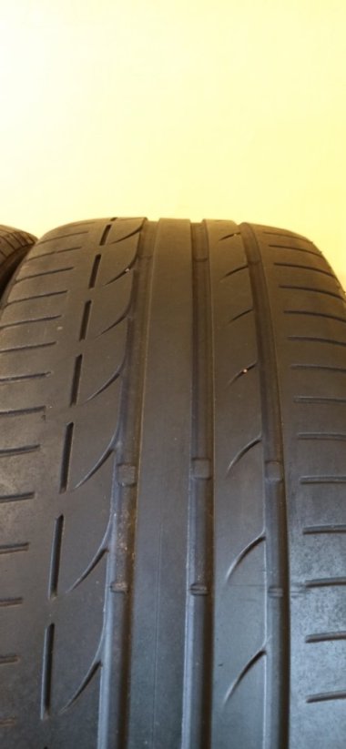 Bridgestone 235/40 R19 96Y 2x 4,5-5,5 a 2x 3,5-4mm (Použité)
