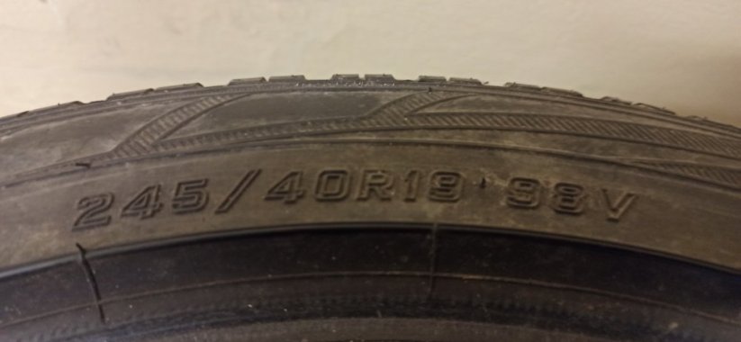 Falken Eurowinter HS01 245/40 R19 98V 4,5 - 5,5mm (Bazarové)