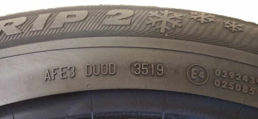 SEMPERIT MASTER - GRIP 2 215/65 R17 99H 4,5 - 5mm (Bazarové)