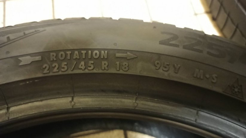 Continental 225/45 R18 + 255/40 R18 dvourozměrné (Bazarové)