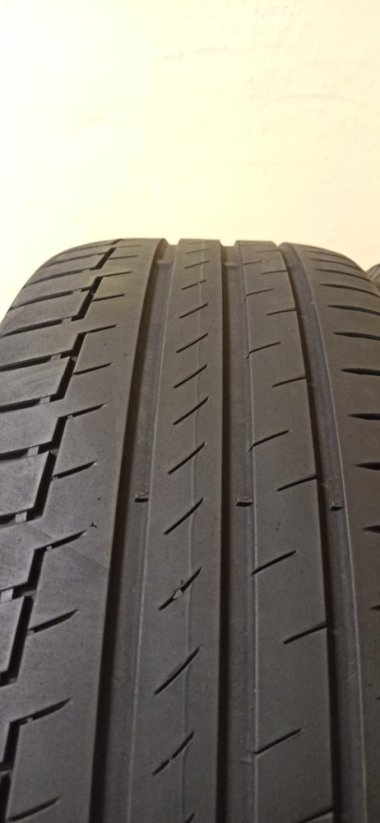 Continental 235/55 R19 105V 1x4,5mm a 1x5mm (Použité)