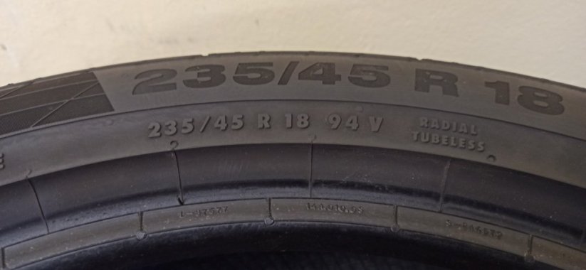 Continental 235/45 R18 94V 4-4,5mm (Bazarové)