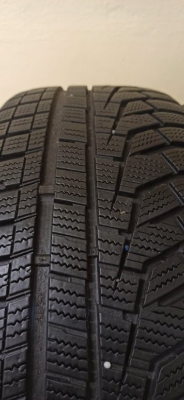 Hankook Winter icept SUV 245/65 R17 111H 5,5-6mm (Bazarové)