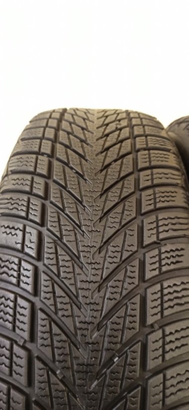 Goodyear UltraGrip 205/60 R16 92H 4,5 - 5 mm (Bazarové)