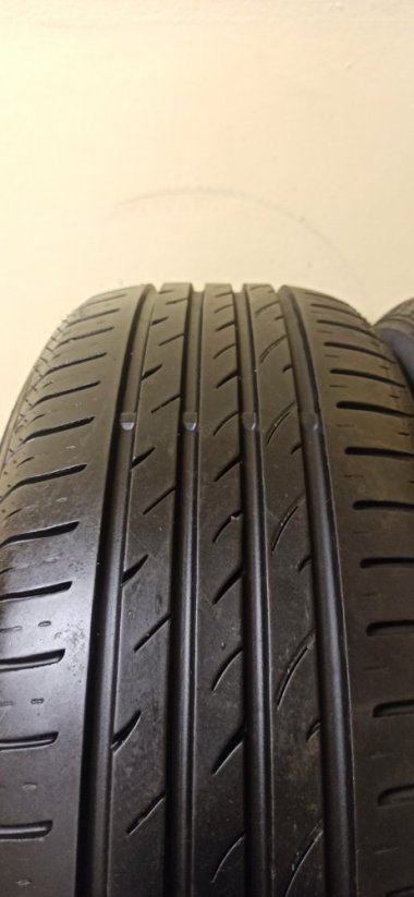 Nexen 205/60 R15 91V 1x5,5-6,5mm 1x5,5mm (Bazarové)