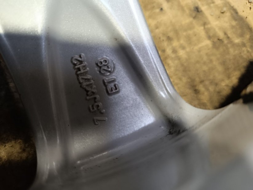 Alutec, 7,5x17'', 5x112, ET28 zimní pneu 225/50R17