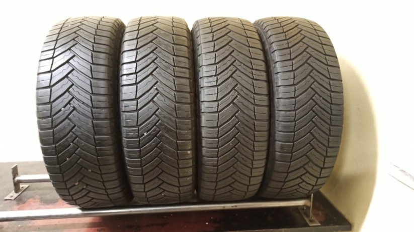 Michelin Agilis Cross Climate 215/60 R17C 4-6,5mm (Použité)