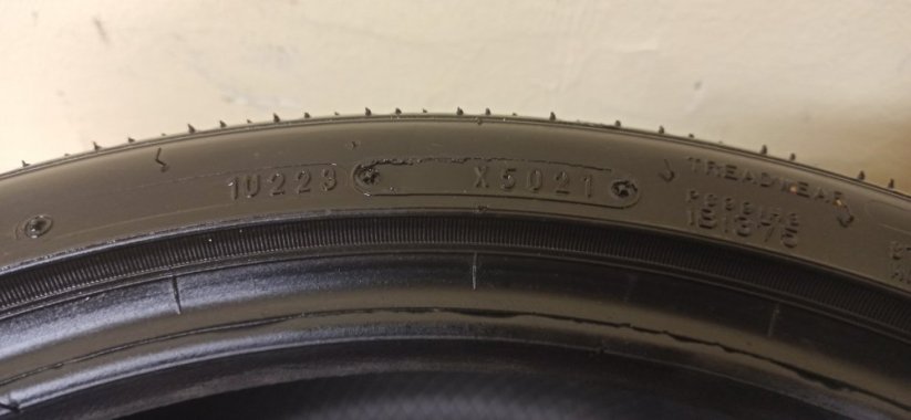 Falken 245/35 R19 93Y 5,5-6mm (Bazarové)