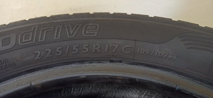 Dunlop 225/55 R17C 109/107H 4,5-5mm (Bazarové)
