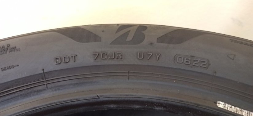 Bridgestone 225/50 R17 98Y 4-4,5mm (Bazarové)