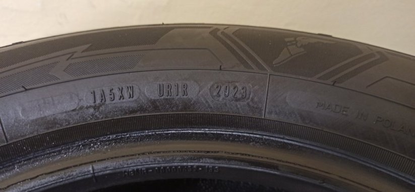 Goodyear UltraGrip 205/60 R16 92H 4,5 - 5 mm (Bazarové)
