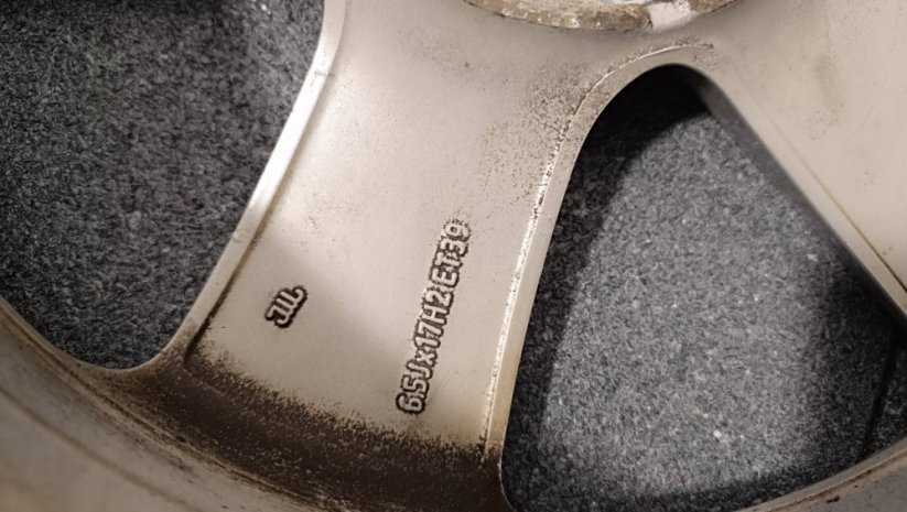 Originální alu kola Volkswagen Passat R17 ET39