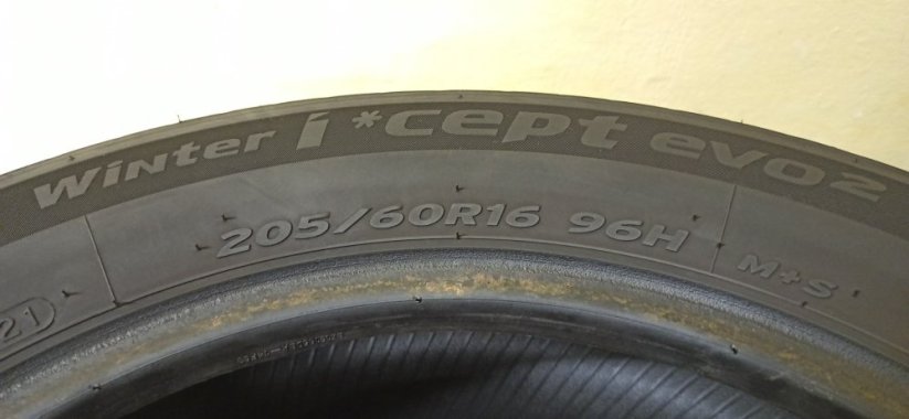 Hankook Winter icept evo 2 205/60 R16 4,5 - 5 mm (Bazarové)