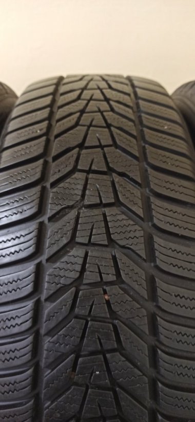Hankook Winter icep 215/65 R17 103V 6,5 - 7,5 mm (Bazarové)