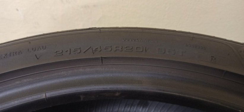 Goodyear 215/45 R20 95T 2x5,5mm a 2x4,5mm (Bazarové)