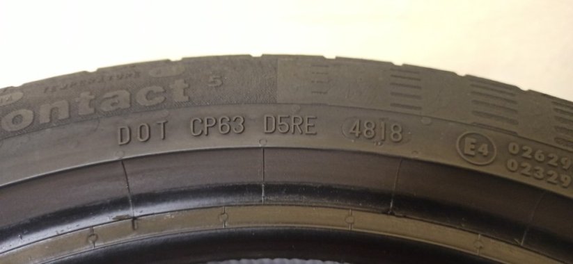 Continental 215/45 R17 87V 2x6,5-7mm 2x5mm (Bazarové)