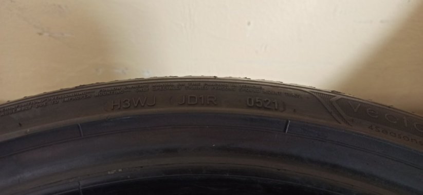 Goodyear 215/40 R18 89W 1x6,5-7,5mm 1x5,5-6mm (Použité)