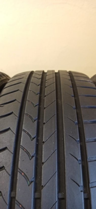 Goodyear EfficientGrip 215/60 R16 95H 5,5 - 7 mm (Bazarové)