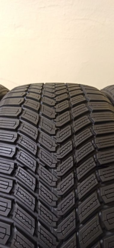 Davanti Alltoura 4-Seasons 235/35 R19 91Y 7-7,5 mm (Použité)