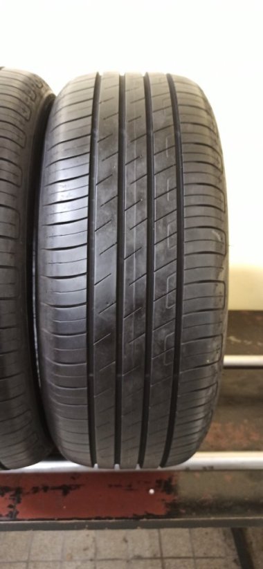 Goodyear Efficient Grip 215/55 R17 98W 6,5 mm (Bazarové)